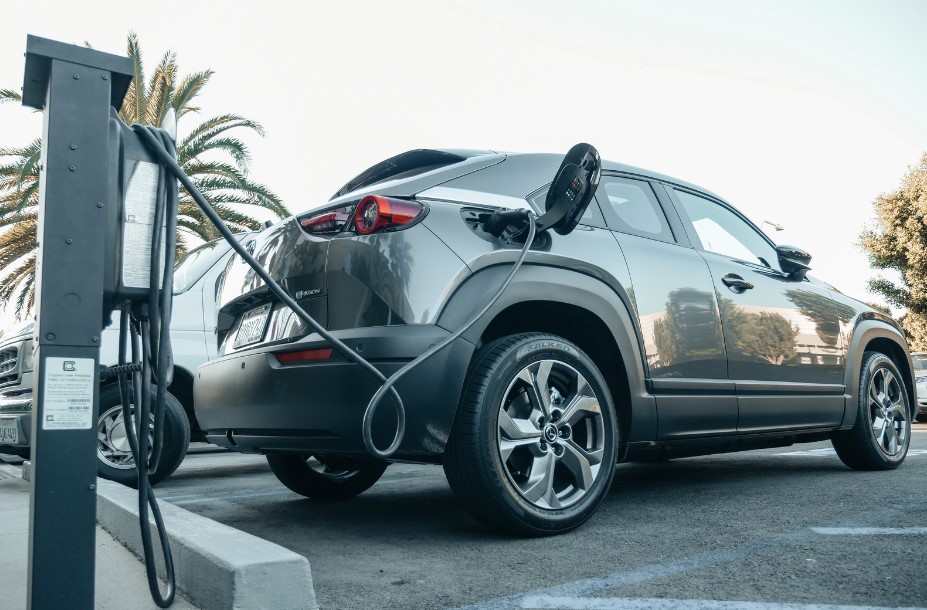 כמה עולה להטעין רכב חשמלי